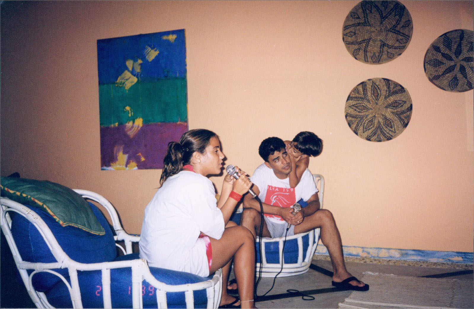 Wanessa Camargo cantando com o pai, Zezé Di Camargo, em um momento familiar - Foto: Arquivo Pessoal
