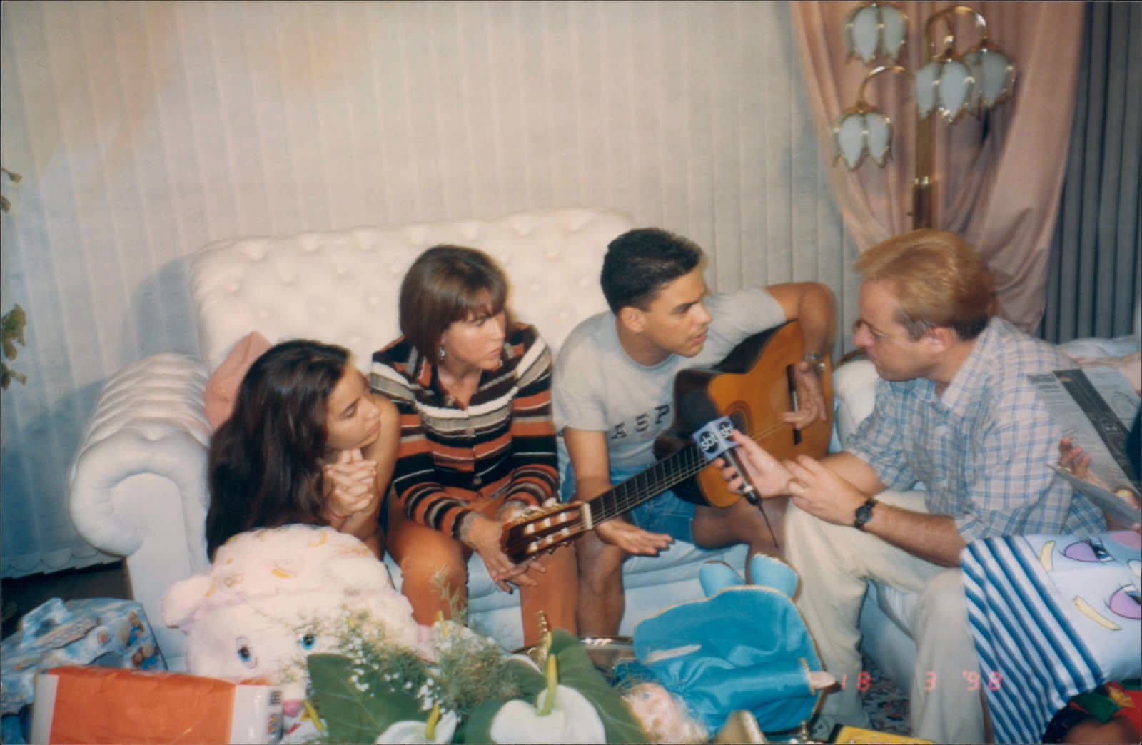 Wanessa Camargo com os pais durante entrevista com o apresentador Gugu Liberato no ano de 1998 - Foto: Arquivo Pessoal