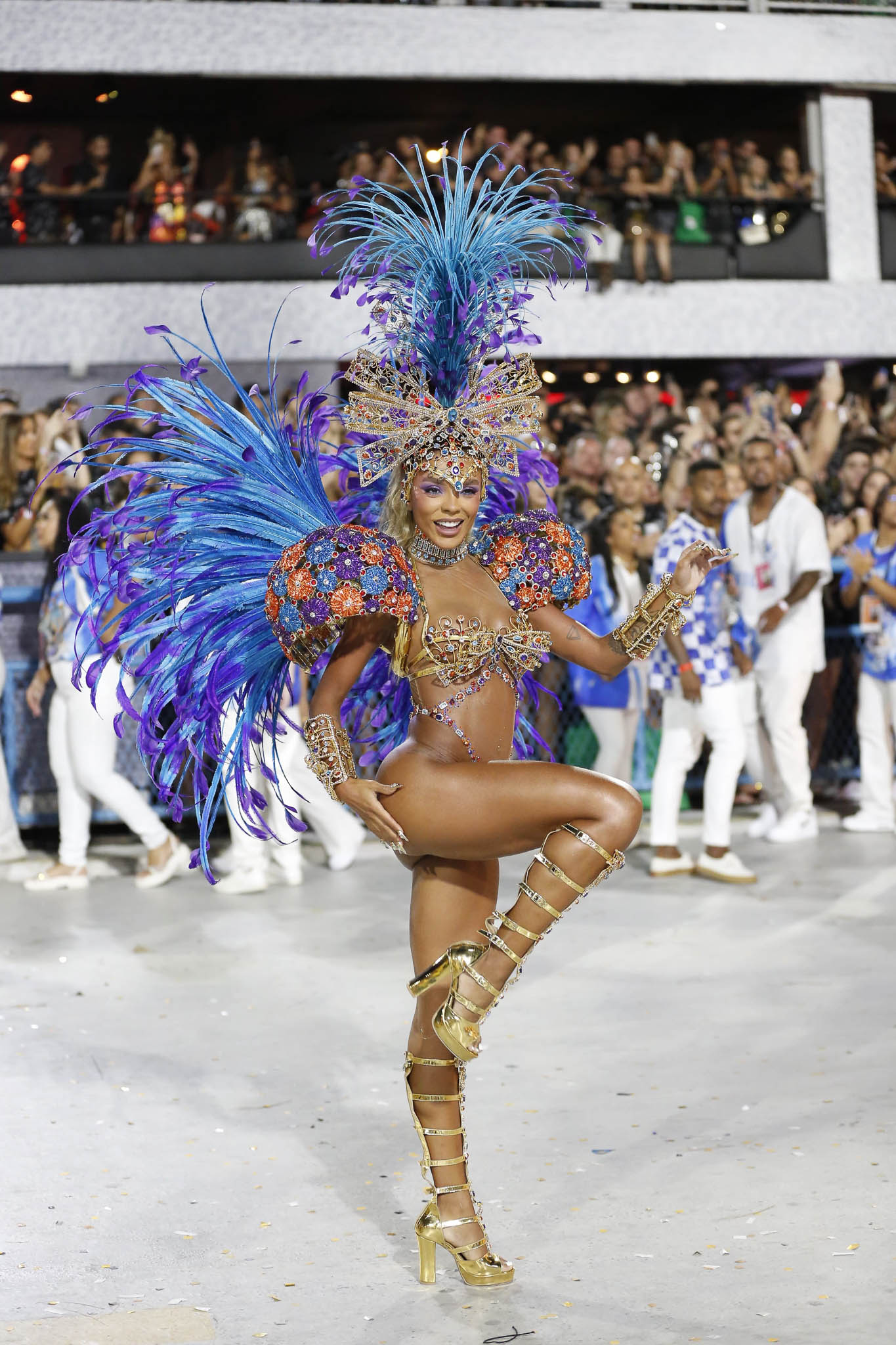 Ludmilla prestigia Bruna Gonçalves em desfile de Carnaval - Foto: AgNews