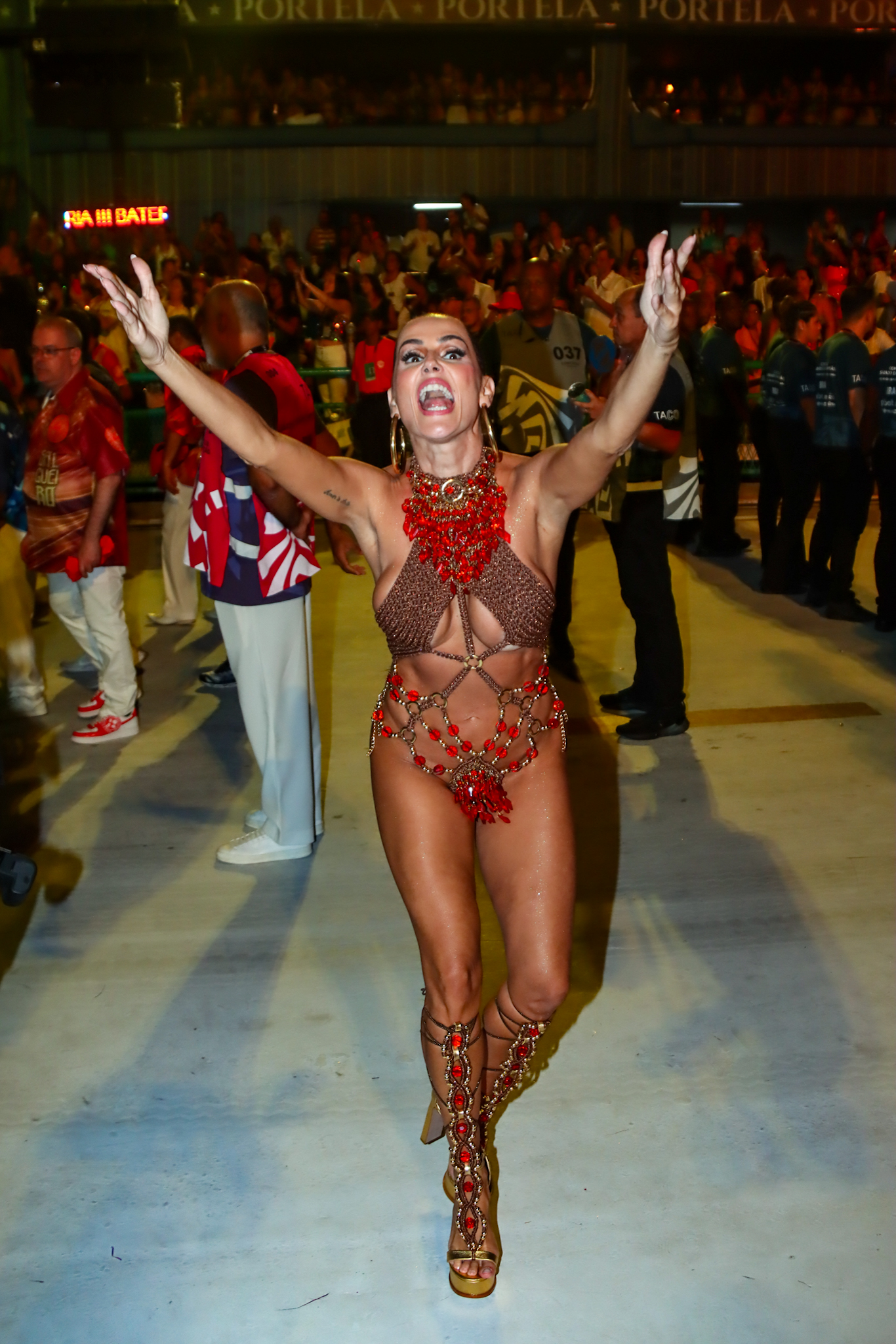Deborah Secco desfila com look ousado em último dia de Carnaval - Foto: Victor Chapetta /Agnews