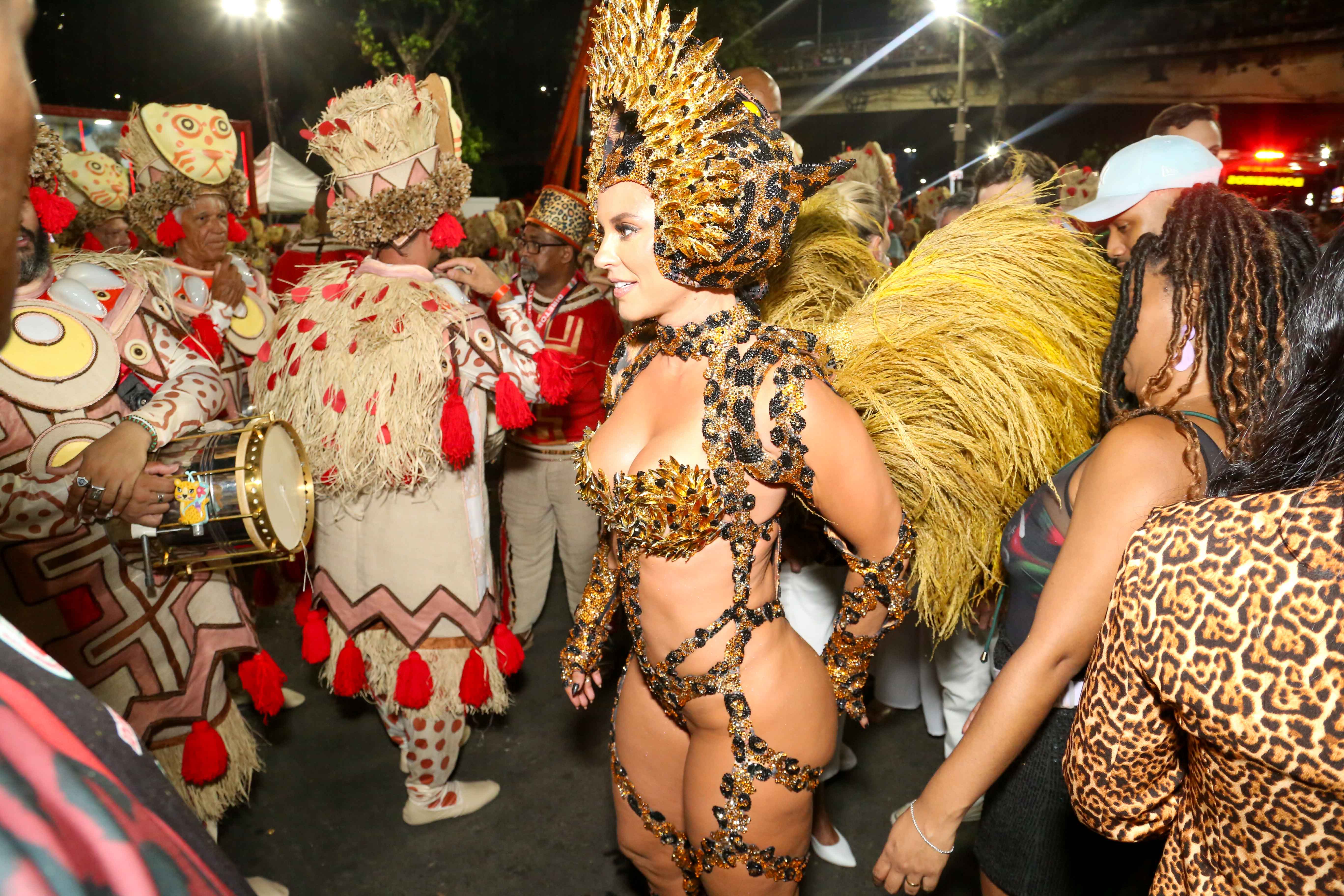 Paolla Oliveira surge deslumbrante como onça em desfile de Carnaval Foto: Leo Franco/AgNews