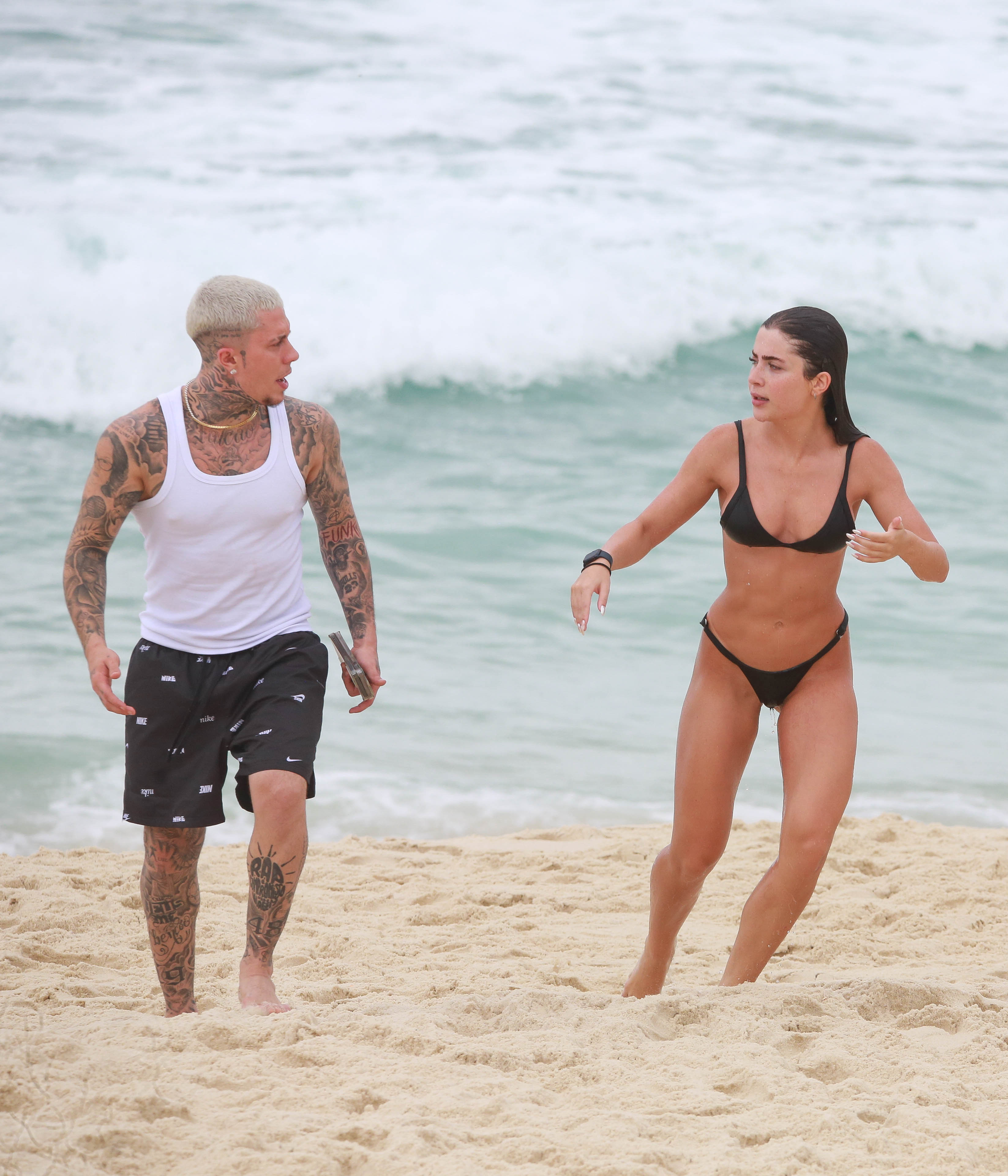 MC Daniel e Jade Picon na praia - Fotos: Dilson Silva/AgNews