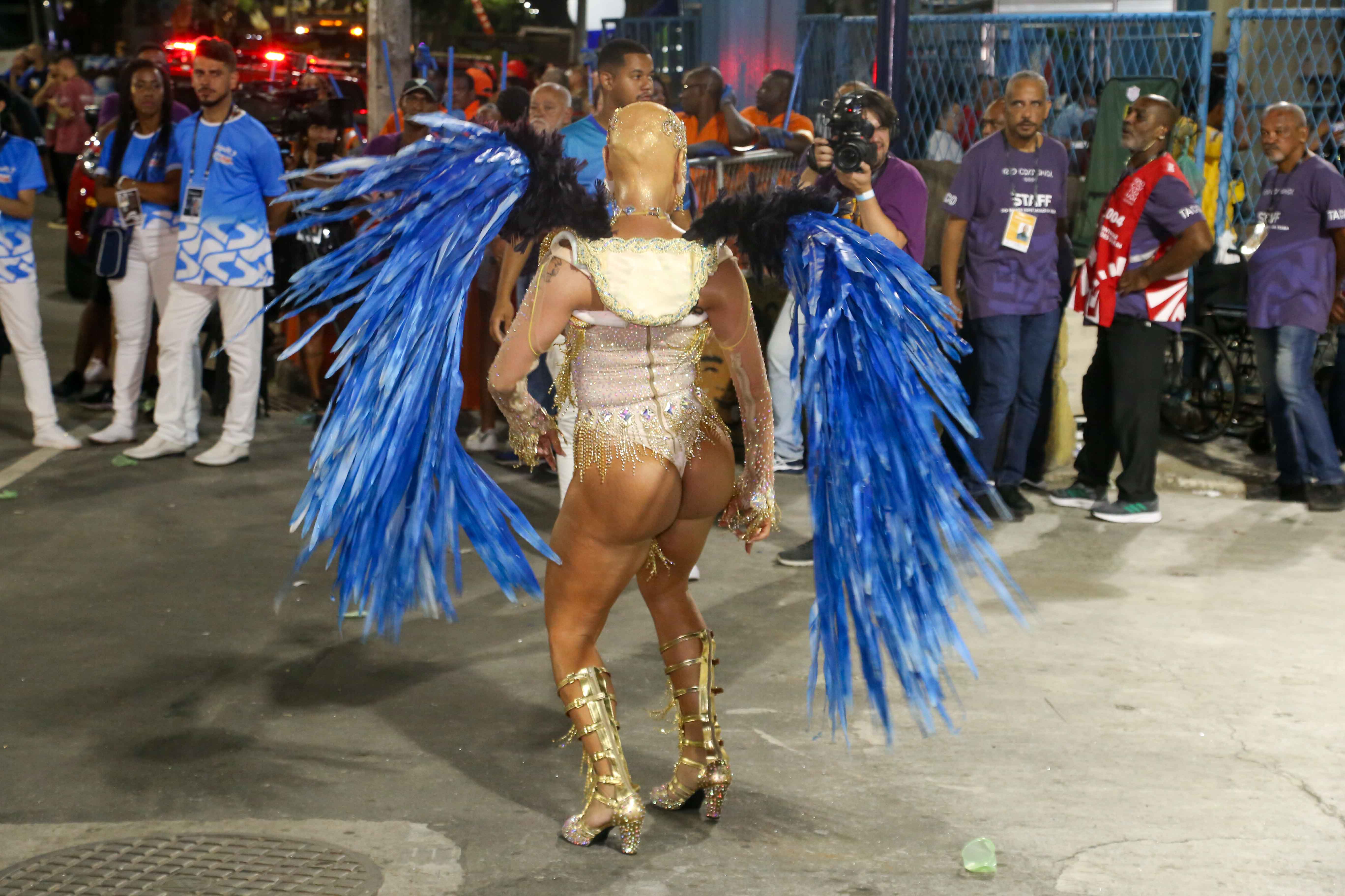 Mulher Abacaxi raspa a cabeça e faz topless no Carnaval