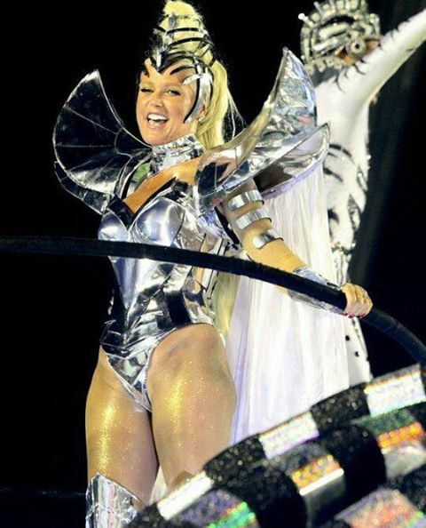 Ao relembrar desfile no Carnaval de 2004, Xuxa estimula o questionamento