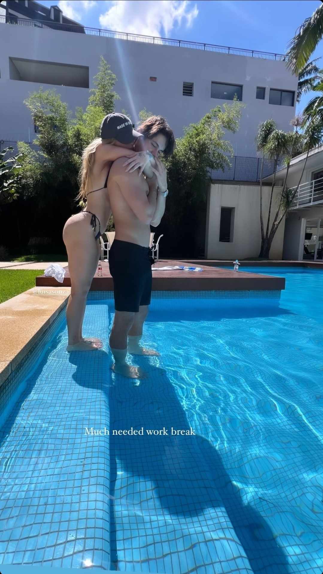 Luísa Sonza surge agarradinha com novo namorado em dia de piscina