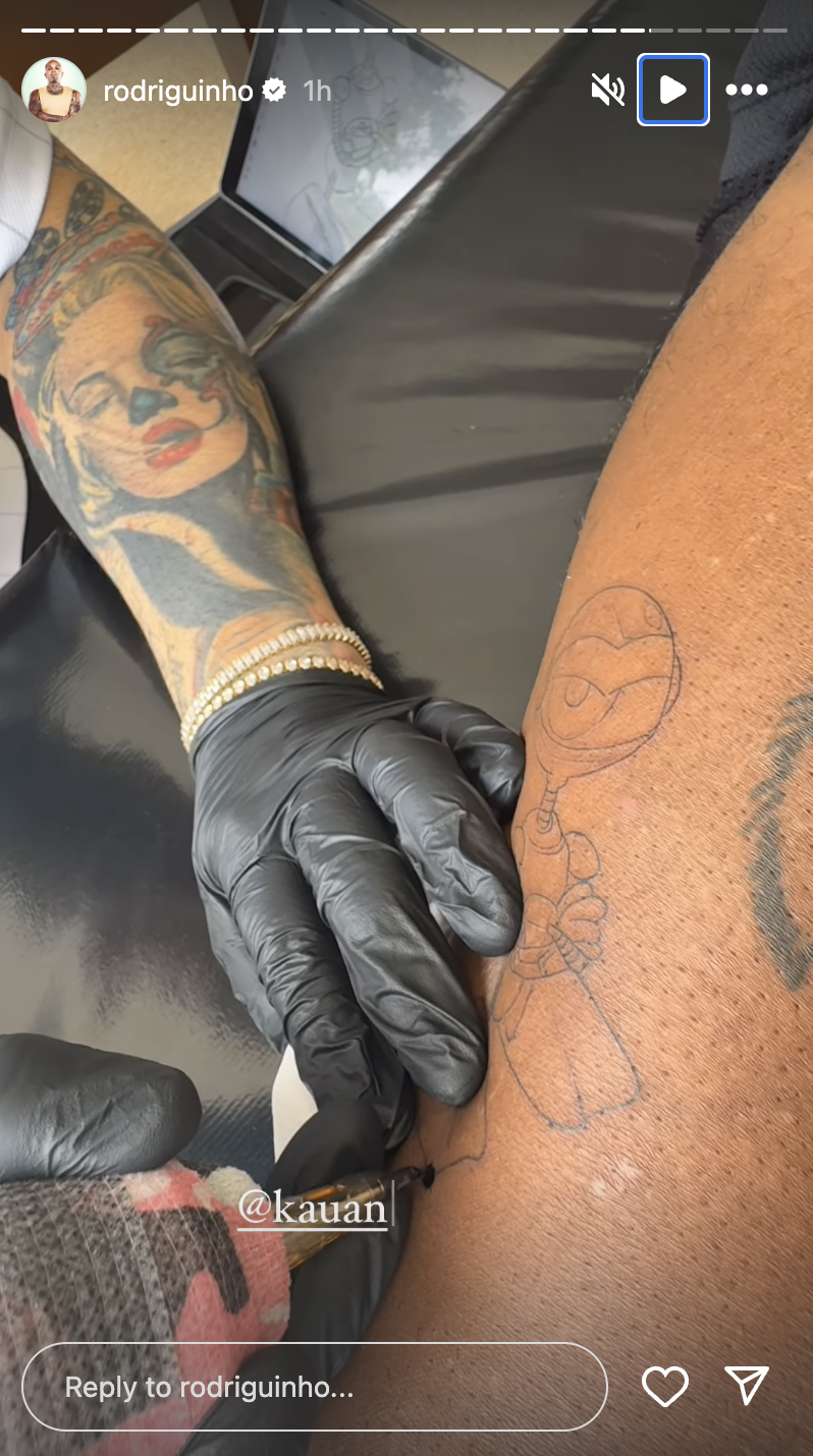 Rodriguinho faz tatuagem para homenagear o BBB 24 - Foto: Reprodução / Instagram