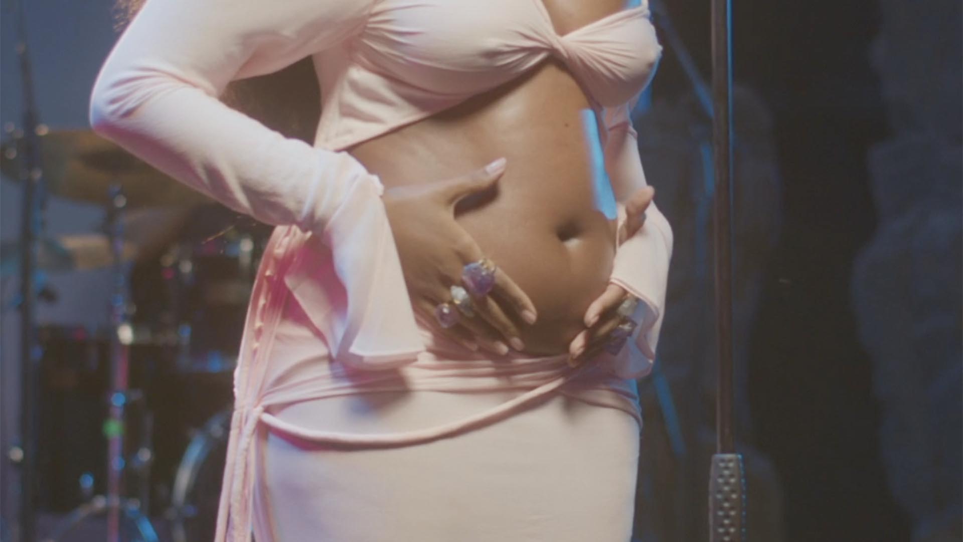 Iza mostra sua barriga de grávida pela primeira vez durante live no Instagram - Foto: Reprodução / Instagram