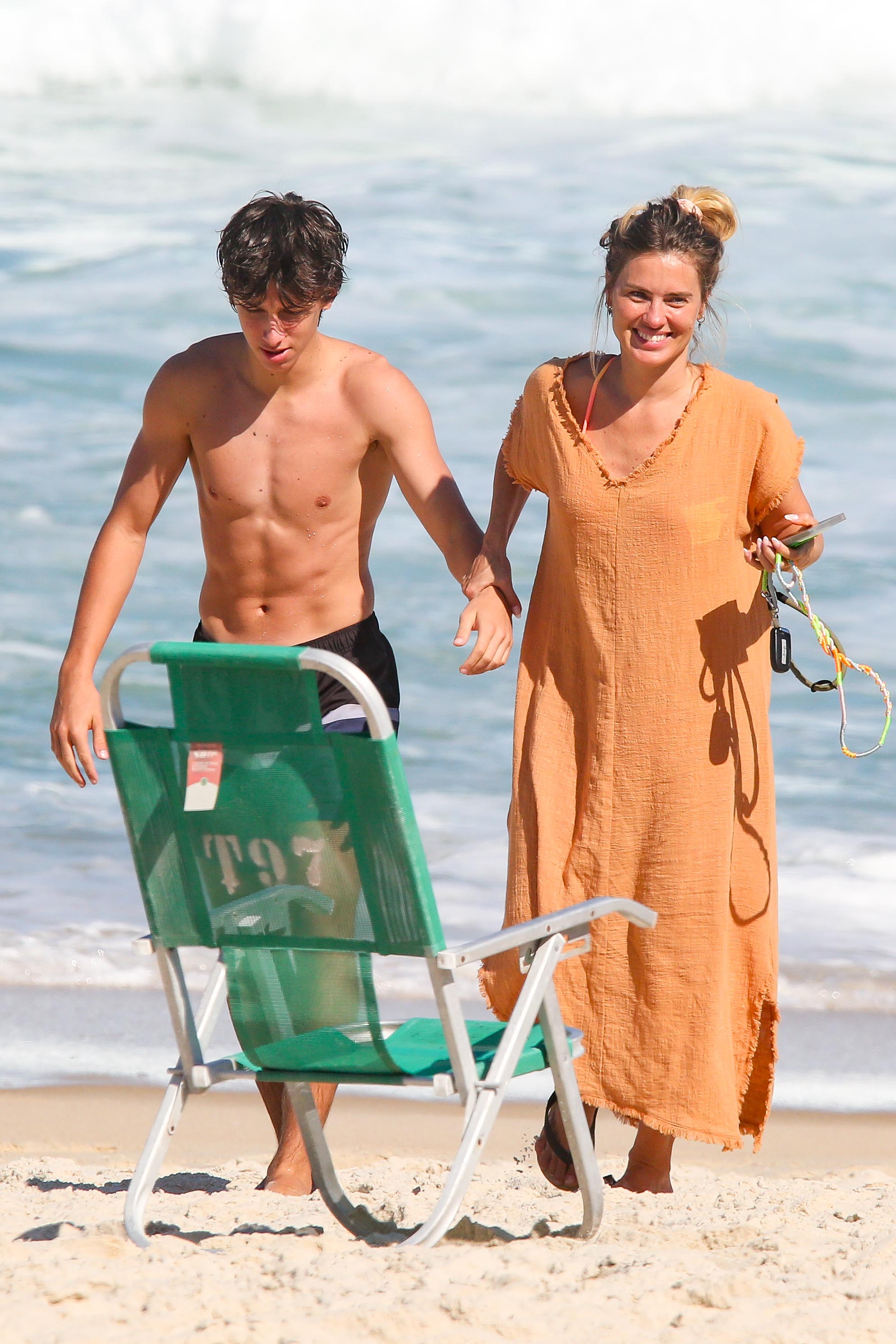 Carolina Dieckmann curte dia na praia com o filho caçula, José - Foto: Dilson Silva / AgNews