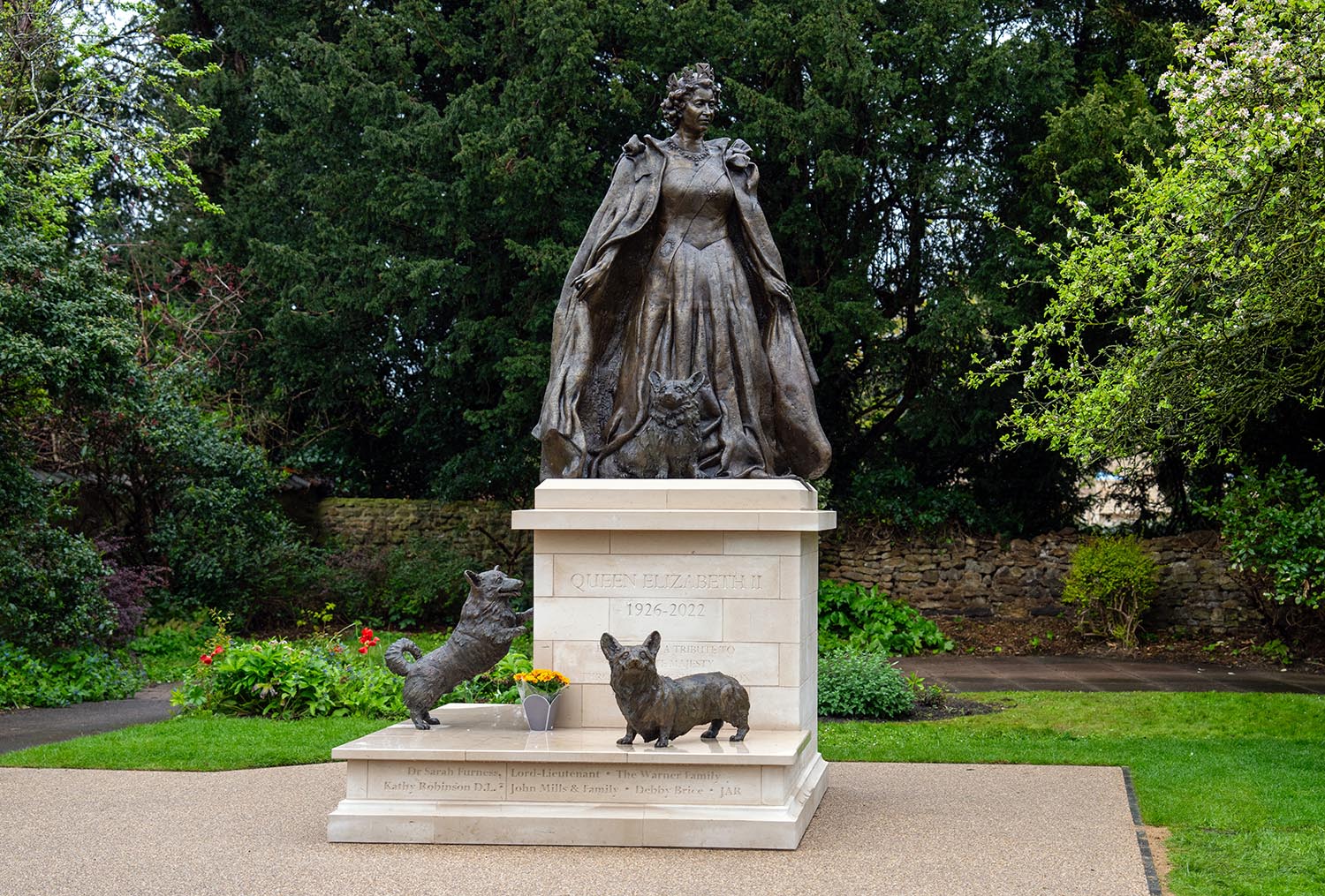 Rainha Elizabeth II é homenageada com estátua na Inglaterra