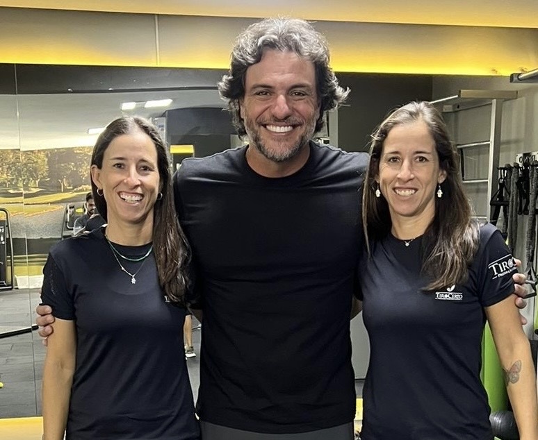 Rodrigo Lombardi com as preparadoras físicas Daniela e Gabriela Arantes