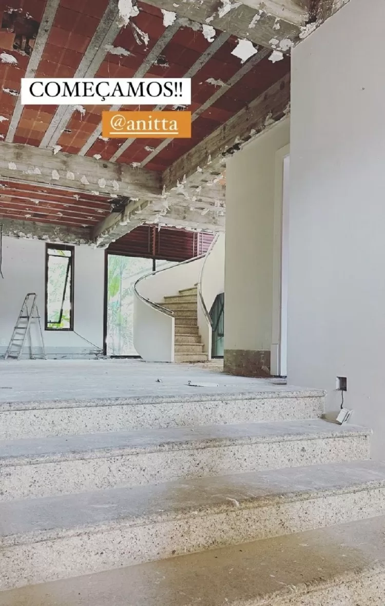 Anitta mostra obra de sua mansão