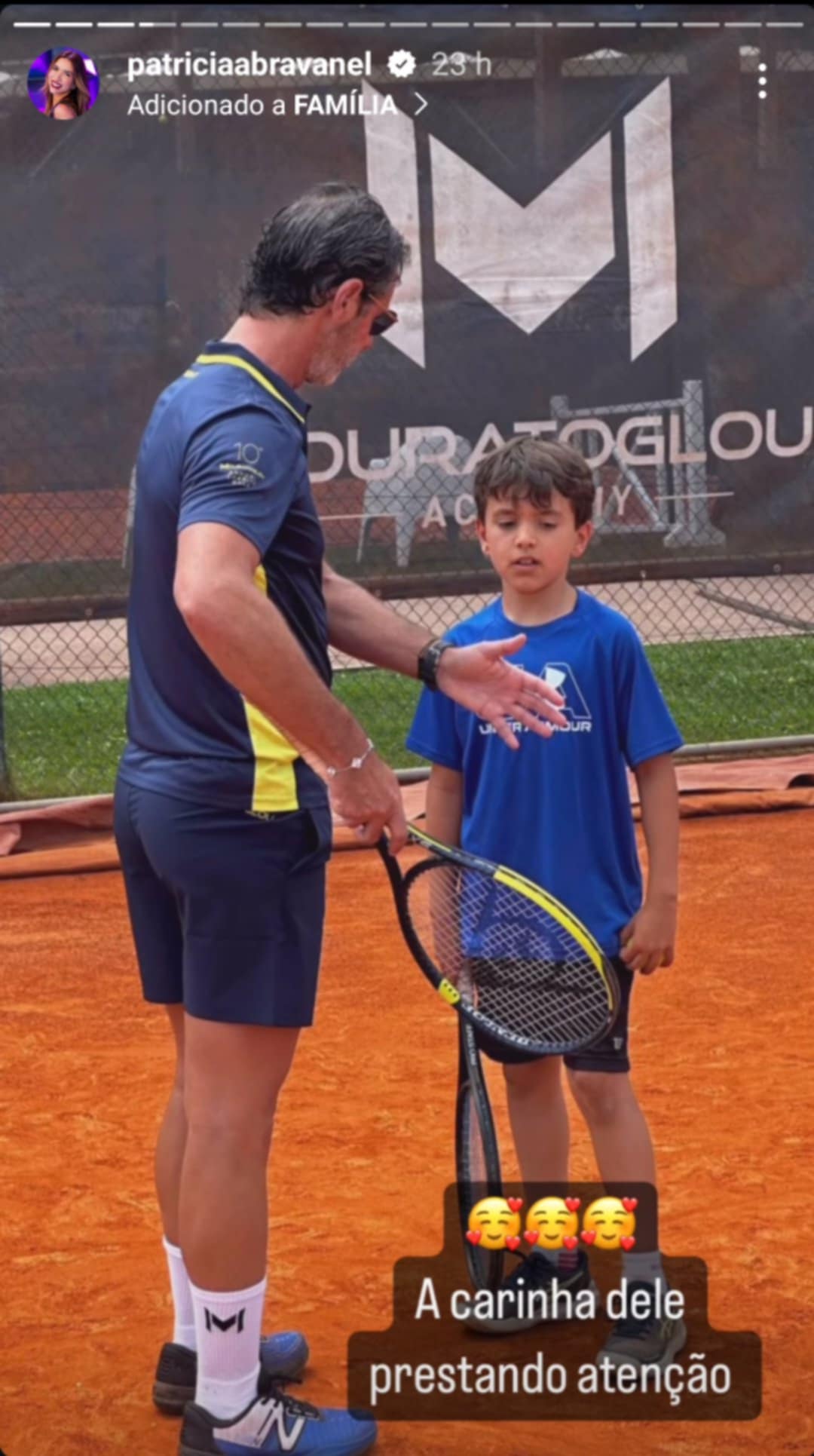 Filho Patricia Abravanel jogando tênis com Ronaldo