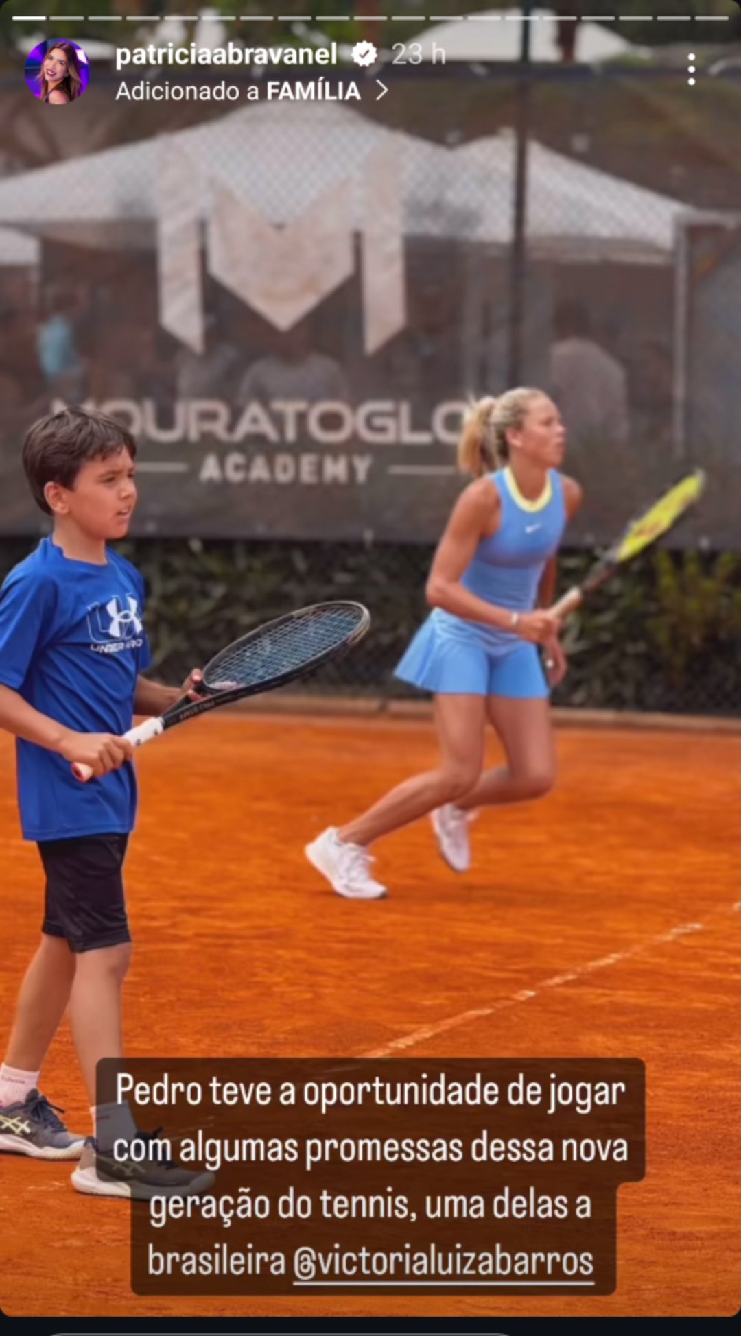 Filho Patricia Abravanel jogando tênis com Ronaldo