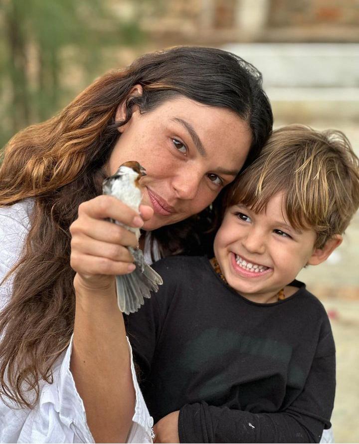 Veja os momentos mais fofos de Isis Valverde com o filho Rael