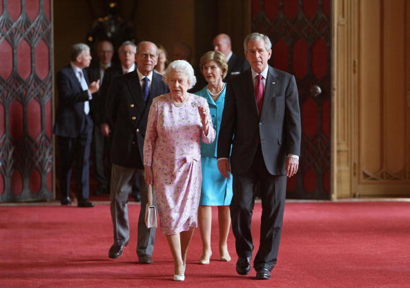 Rainha Elizabeth com George Bush, ex-presidente dos Estados Unidos