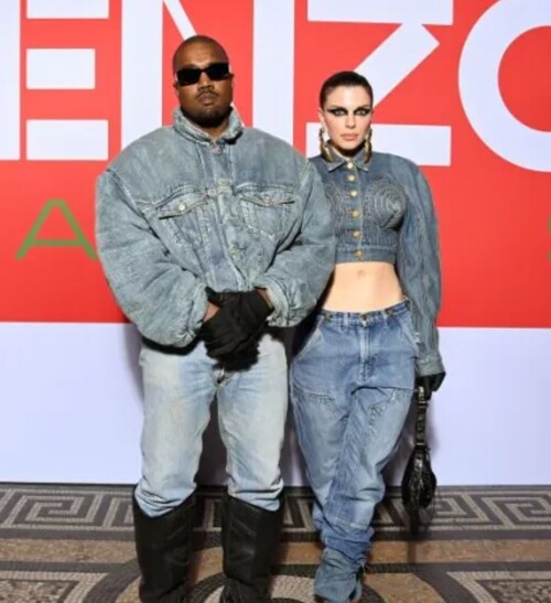 Kanye West e Julia Fox apareceram com looks jeans combinando