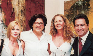 A artista plástica Denise Muszkat é recebida por Walter Contreras, que assina as obras, Edes Francesca Dalle Molle, irmã de Pierella e curadora da mostra, e Walter Strub, gerente do Sofitel.