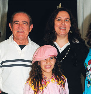 Renato Aragão ao lado da caçula, Lívian, e da mulher, Lílian