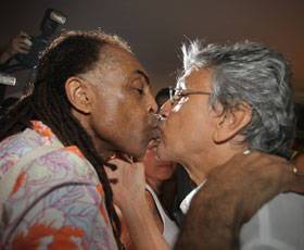 SALVADOR: Caetano Veloso distribui beijos...