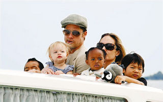 Brad Pitt com a mulher, Angelina Jolie, e os filhos