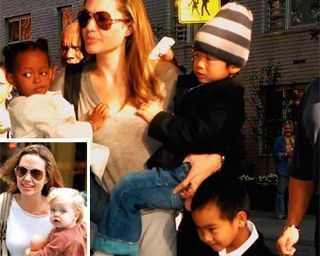 Na foto menor, a supermãe Angelina Jolie e a caçula Shiloh. Na foto maior, com Zahara, Pax e Maddox