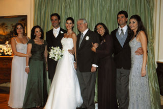 Os noivos com a família dela, a irmã Carolina, os pais Jane e Mário Fiorentino, e os irmãos Andréa, Mário e Alessandra