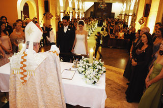 Dom Fernando Antônio Figueiredo celebra a boda