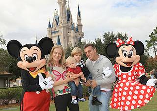 Luciano Huck e Angélica com os filhos na Disney