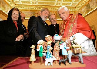 Lula, ao lado de Marisa Letícia, presentie Bento XVI com escultura de retirantes
