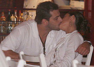 Henri Castelli e Fernanda Vasconcellos se beijam