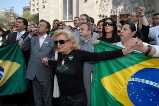 Agnaldo Rayol, Hebe Camargo, padre Antônio Maria (atrás), e Ivete Sangalo (de óculos), no Movimento Cansei, na Praça da Sé