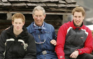 Príncipe Charles ladeado dos filhos Harry e William