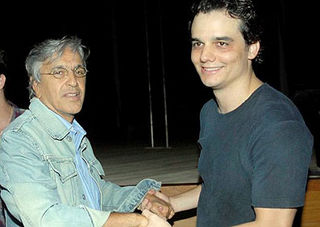 Caetano Veloso cumprimenta Wagner Moura no teatro