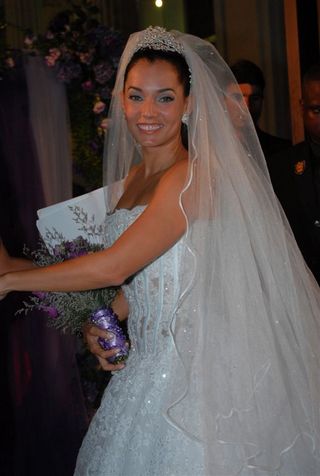 Mônica Carvalho surge exuberante em seu casamento