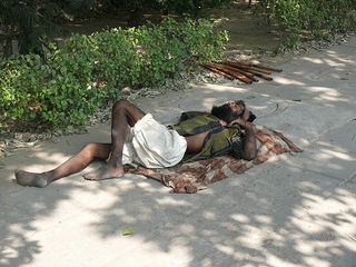 Homem indiano dorme na rua