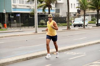 Rafael Calomeni corre na orla de Ipanema