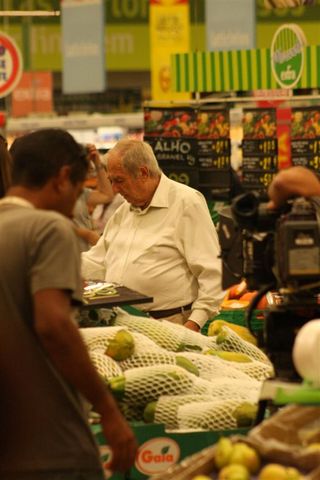 Elias Gleizer em gravação de Caminhos das Índias no Supermercado Extra no Rio