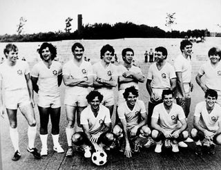 Senna (abaixo, à esquerda) em time de futebol
