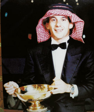 Ayrton Senna com o kefyieh (lenço árabe) na cabeça
