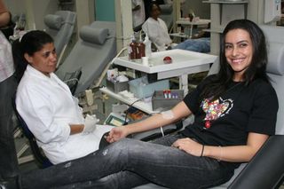 Cléo Pires doa sangue no Rio