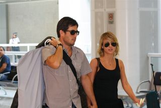 Roger Gobeth e Juliana Silveira em aeroporto no Rio