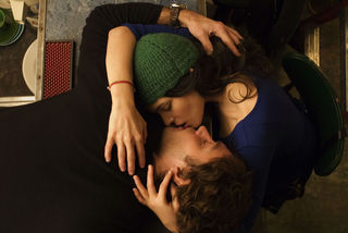 Jude Law e Norah Jones, em Um Beijo Roubado