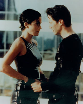 Carrie-Anne Moss e Keanu Reeves, em Matrix