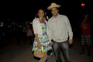 Juliana Alves e o namorado Gabriel Duarte na festa junina de Caminho das Índias