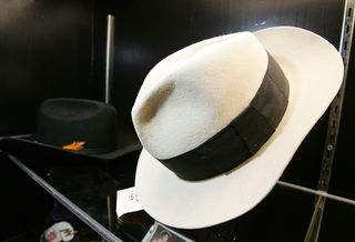 Chapéus de Michael Jackson em exposição no Hard Rock Hotel & Casino em 2007