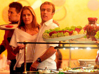 Deborah Secco e Roger Flores em churrascaria no Rio