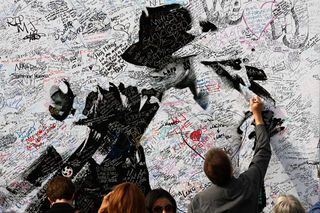 Fãs escrevem em painel em homenagem a Michael Jackson do lado de fora do Staples Center, em Los Angeles