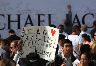 Fãs prestam homenagem a Michael Jackosn em frente ao Staples Center, em Los Angeles