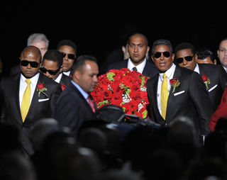 Irmãos de Michael Jackson acompanham o caixão do cantor à homenagem no Staples Center, em Los Angeles