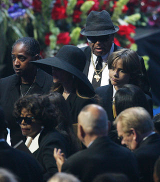 Os pais de Michael, Joe Jackson e Katherine, e o filho do cantor, Prince Michael, no Staples Center, em Los Angeles